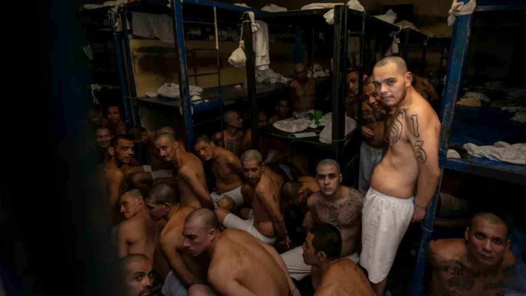 La 'bukelización' atraviesa América Latina: así está influyendo su modelo en las prisiones de Honduras, Ecuador...