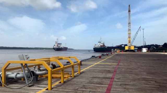 Barcos con suministros para una plataforma petrolífera en alta mar operada por ExxonMobil en un muelle del río Demerara, en 2020.