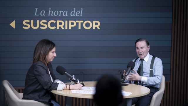 El director de EL ESPAÑOL, Pedro J. Ramírez, y la periodista Puri Beltrán, durante la primera emisión de 'La Hora del Suscriptor'.