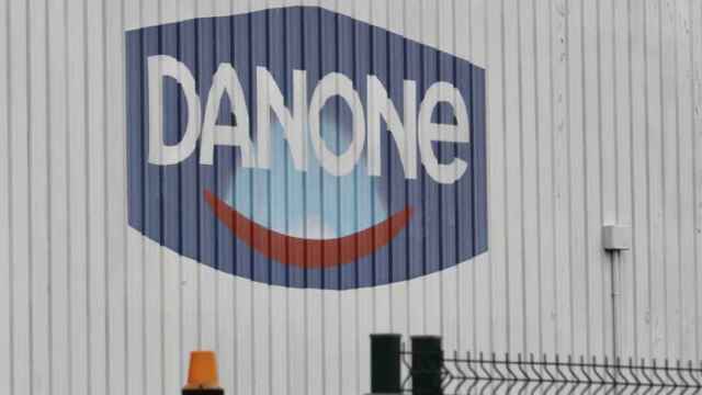 La fachada de una fábrica de Danone