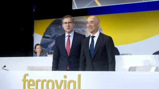 El consejero delegado de Ferrovial, Ignacio Madridejos (i) y el presidente de Ferrovial, Rafael del Pino (d), antes de comenzar la segunda convocatoria de la Junta General Ordinaria de Accionistas de Ferrovial de 2023.