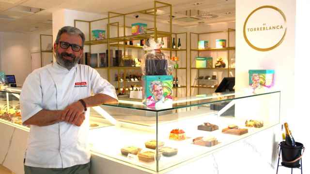 David Torreblanca, hijo mayor del Mejor Pastelero del Mundo, en el mostrador de su nueva pastelería By Torreblanca.