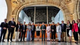 Imagen de representantes del PP antes del debate sobre la iniciativa sobre el tren litoral en el Parlamento andaluz.