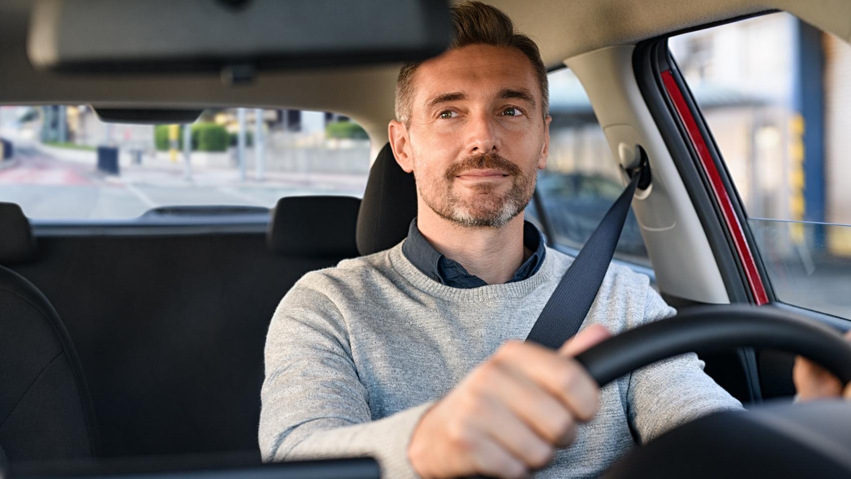 Imagen de un hombre conduciendo un coche