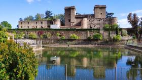 Vista del Parador de Jarandilla de la Vera y su jardín frontal, en Cáceres.