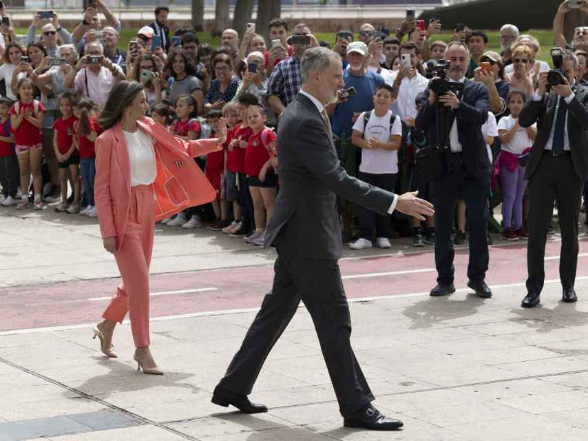 La Reina, con traje de Hugo Boss, y Felipe VI han sido recibidos por un numeroso grupo de personas.