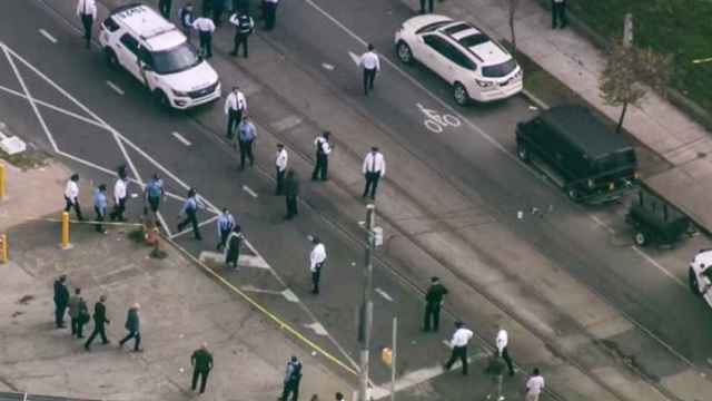 La policía de Filadelfia en la Clara Muhammad Square, tras el tiroteo.