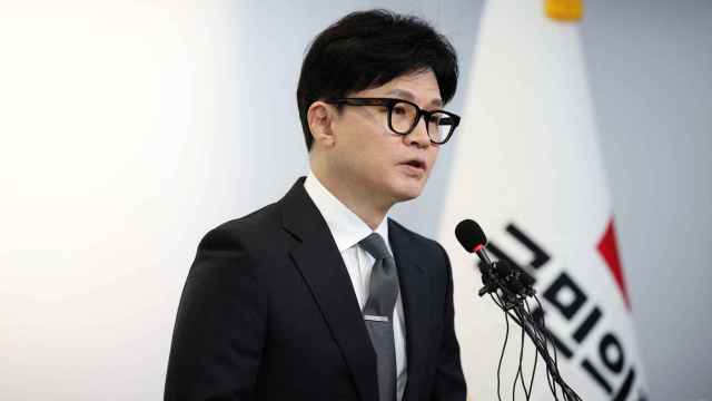 El oficialista Han Dong Hoon dimite tras perder las elecciones legislativas.