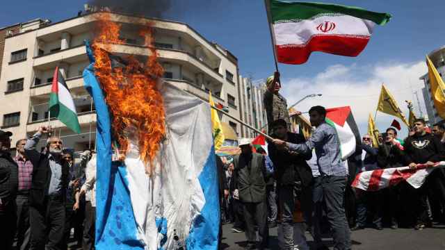 Iraníes queman una bandera israelí durante una manifestación por el día de Al-Quds, el 5 de abril en Teherán.