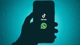 Montaje de un móvil con el logo de WhatsApp y TikTok.