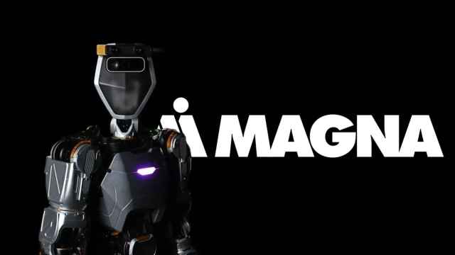 Fotomontaje con el robot de Sanctuary AI y el logo de Magna.