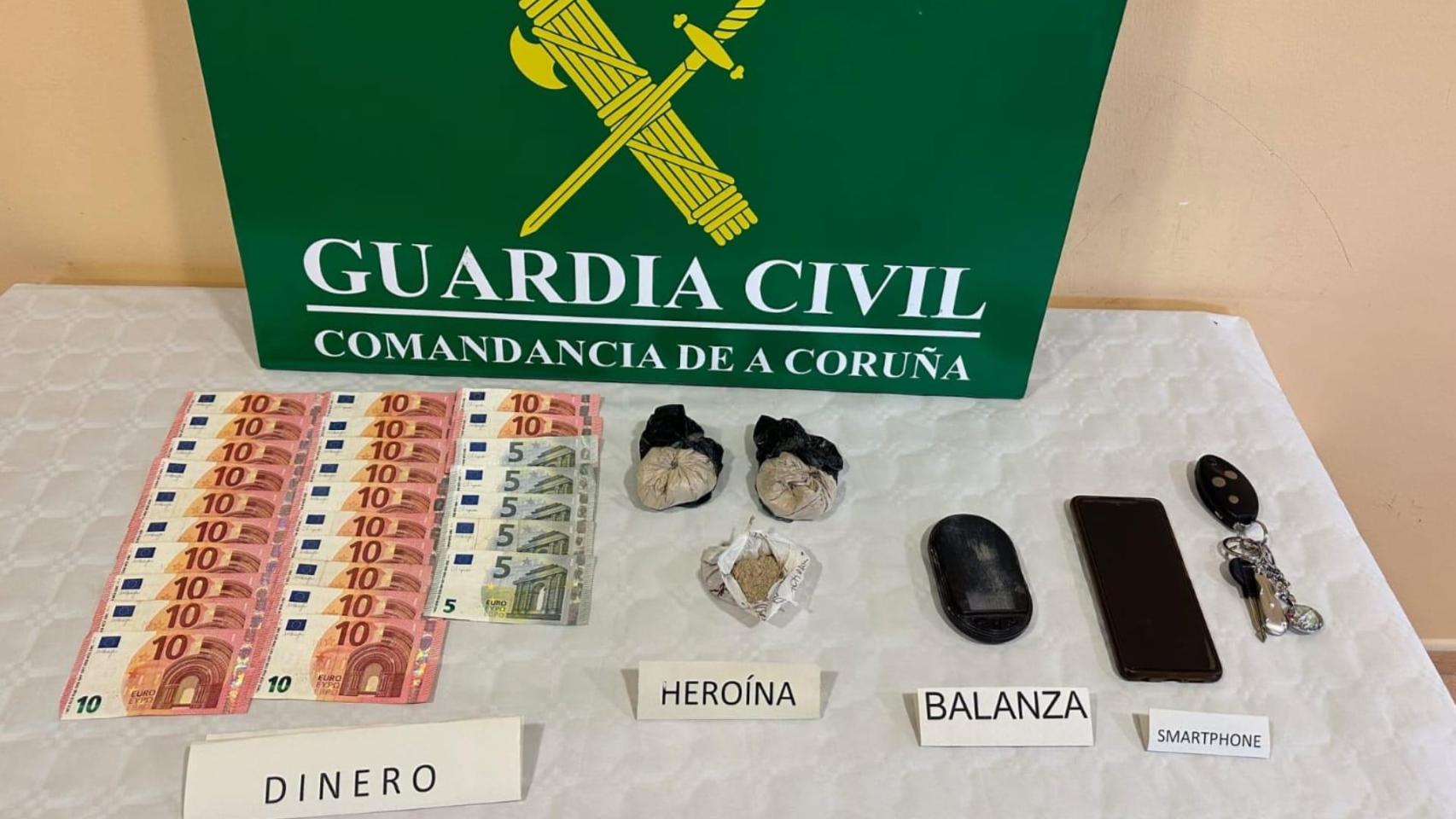 Material incautado al detenido en A Pobra.