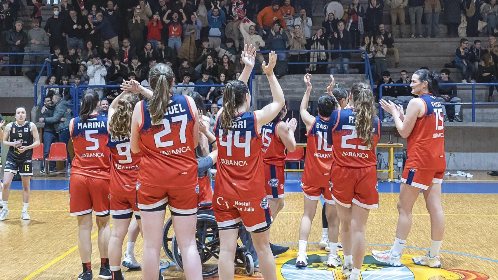 El equipo de Maristas Coruña saluda a su afición tras un partido en casa