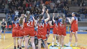El equipo de Maristas Coruña saluda a su afición tras un partido en casa