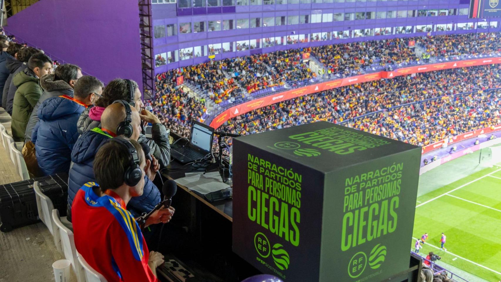 Sistema de narración para personas invidentes en un partido de la selección española de fútbol.