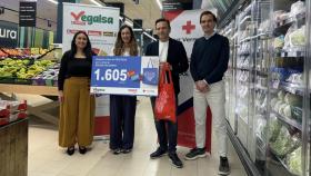 La gallega Vegalsa-Eroski dona 1.605 euros a Cruz Roja por la venta de bolsas solidarias