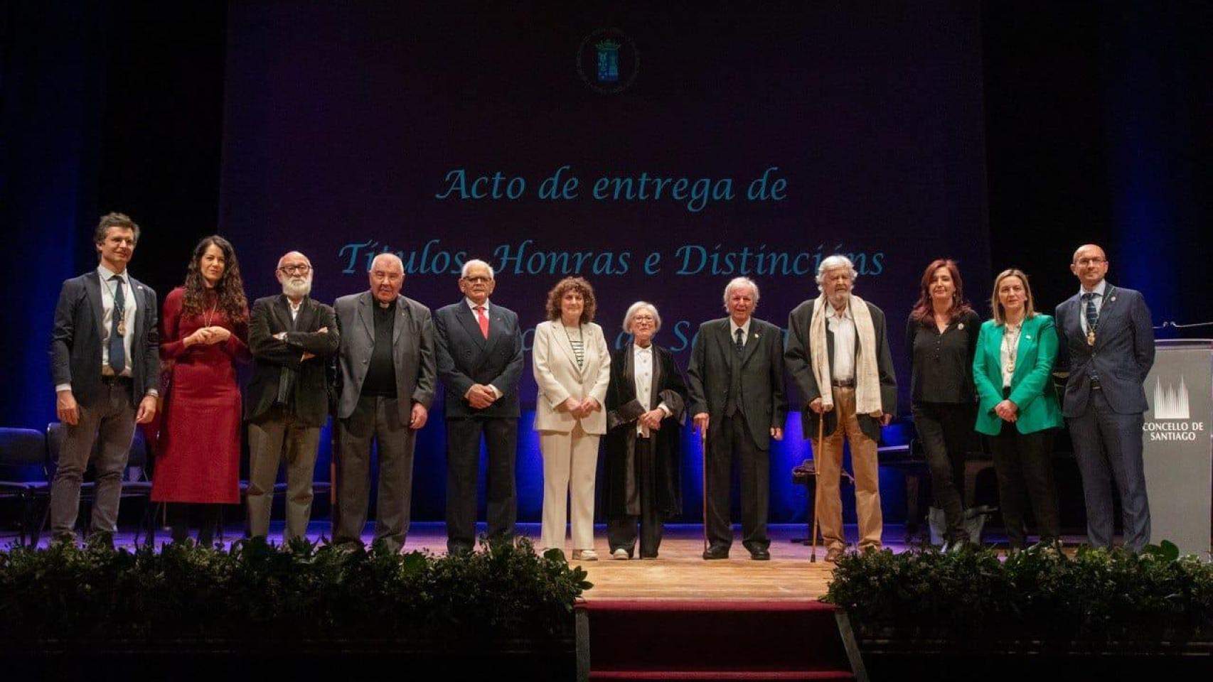 Tareixa Navaza y Luis Pasín Noya reciben la Medalla de Oro de Santiago