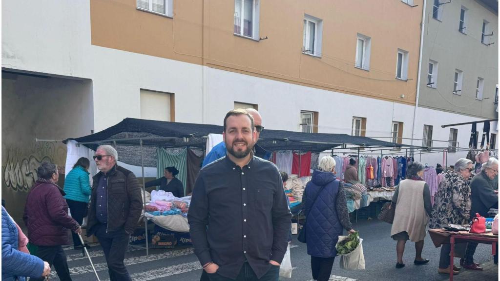 Sergio Fernández, en el mercadillo de Recimil