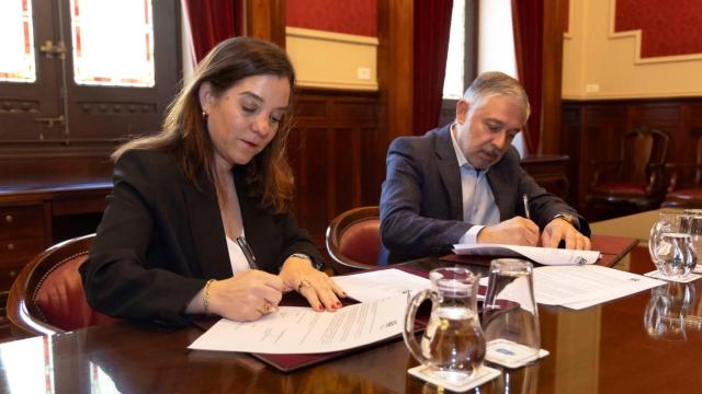 Firma del convenio entre la alcaldesa y el director general de Hijos de Rivera