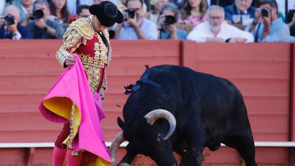 Pablo Aguado torea con el capote en Sevilla.
