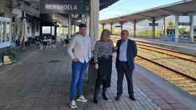El subdelegado del Gobeirno en Pontevedra, Abel Losada, visitó la estación junto la alcaldesa de la localidad, Digna Rivas.