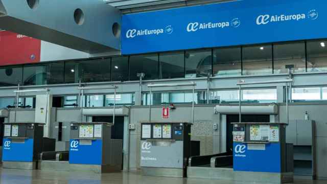 Mostradores de facturación de Air Europa en el aeropuerto de Peinador.
