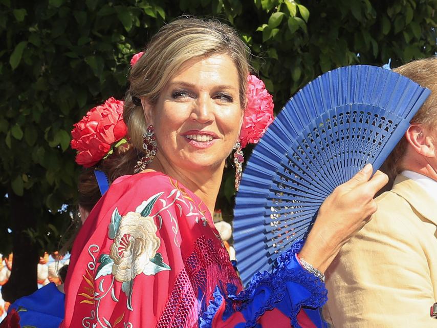 Máxima de Holanda, con traje de flamenca, abanicándose, en 2019.