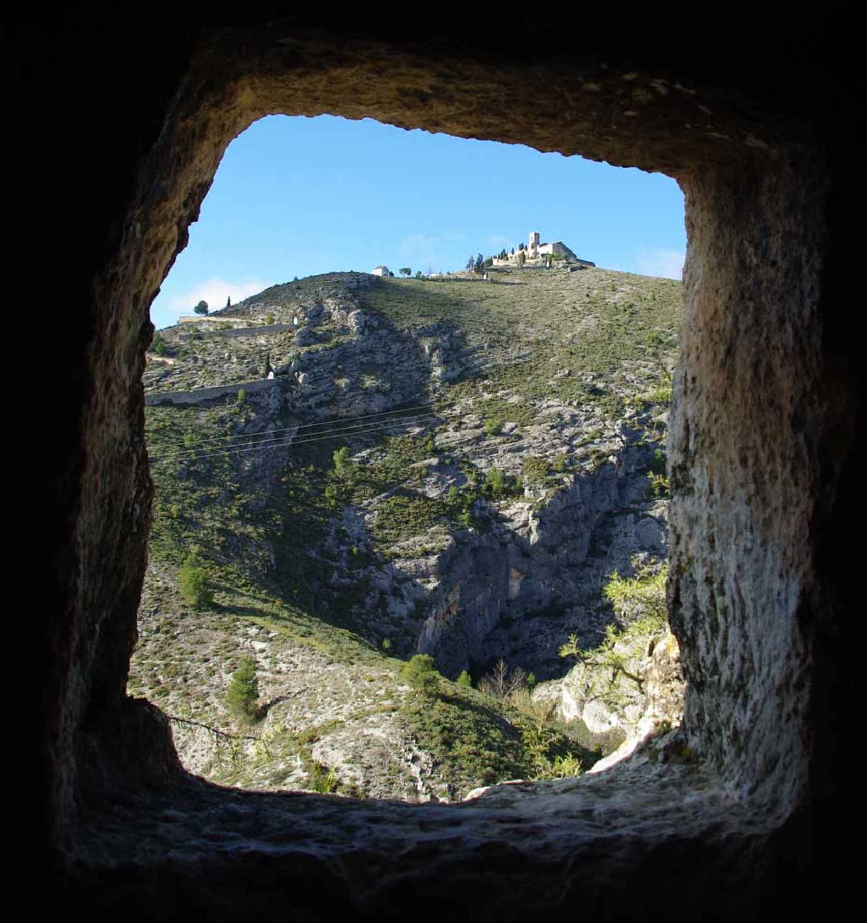 Vista de la Sierra de Mariola desde les Covetes dels Moros. Blai Vanyó