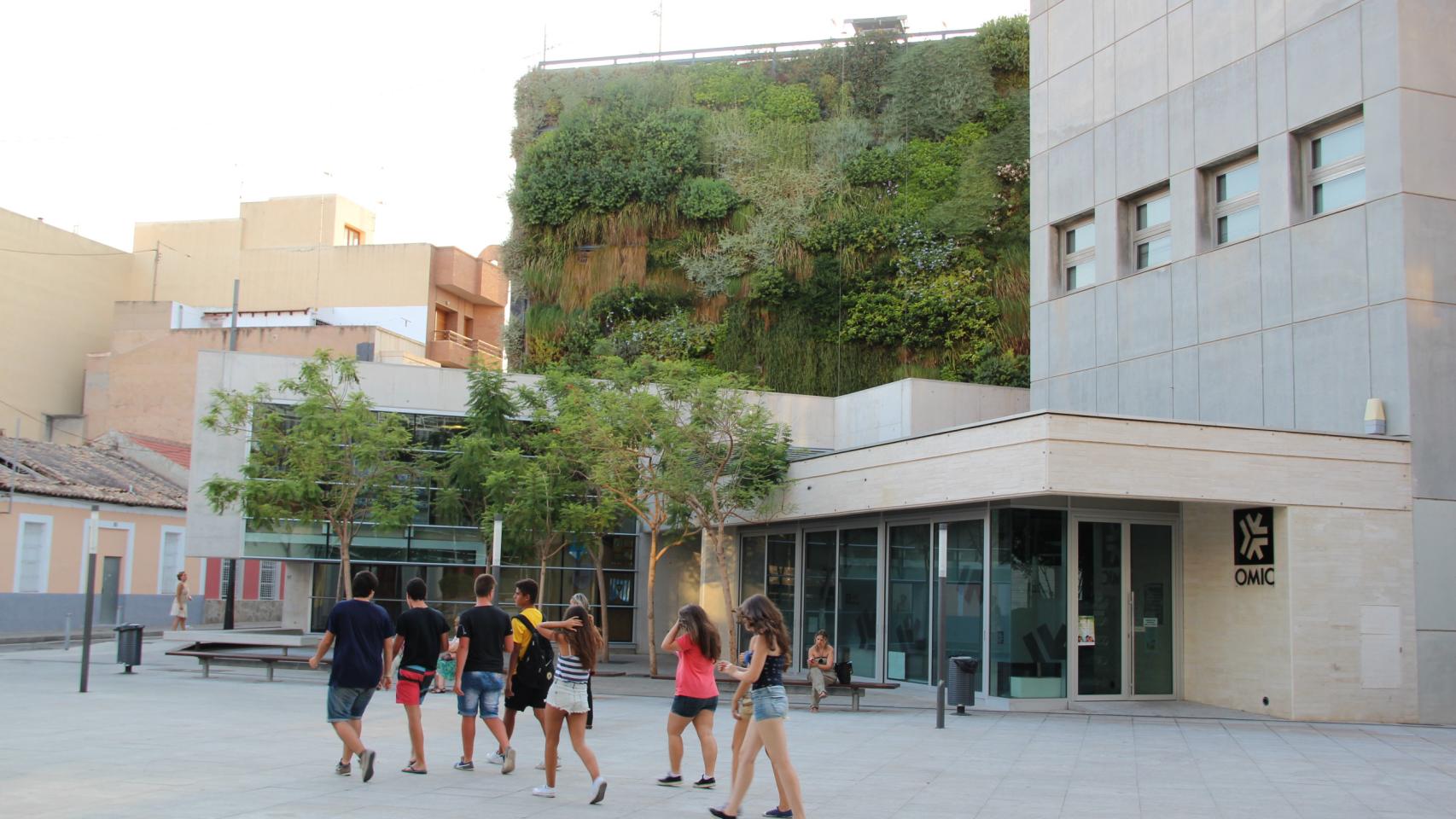 Los entornos de la Biblioteca Municipal y su jardín vertical.