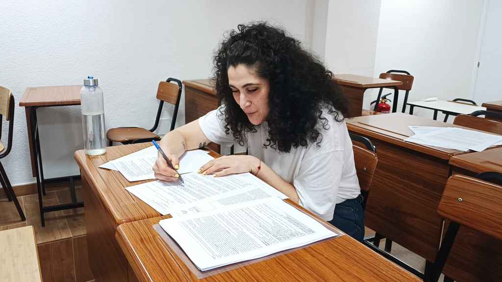 La profesora de Lengua, Leticia Fernández, analizando un examen de EBAU.