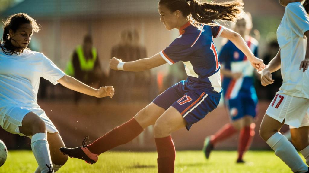 Un grupo de mujeres jugando al fútbol.