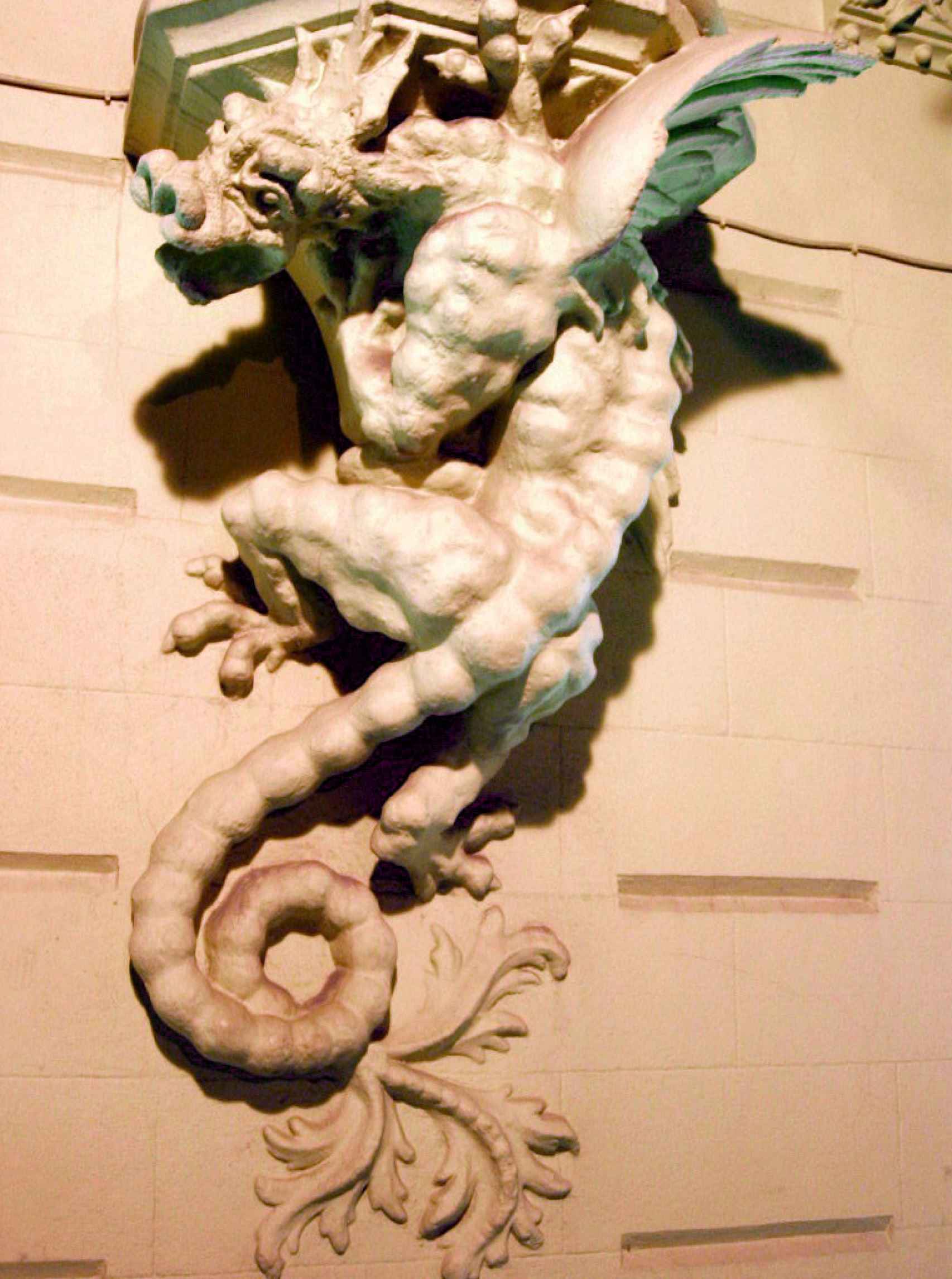 Dragón con alas en el edificio de la calle Sorní de Valencia. EE