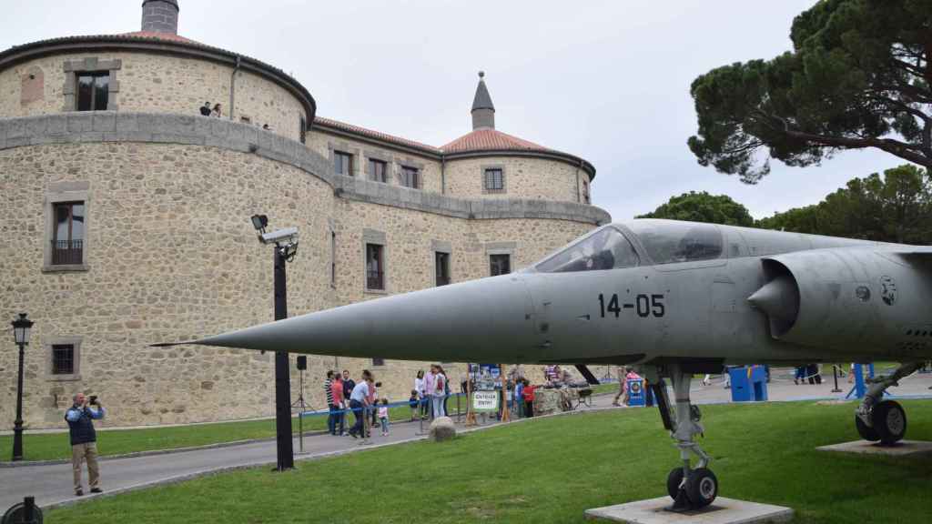 Avión de combate junto al castillo