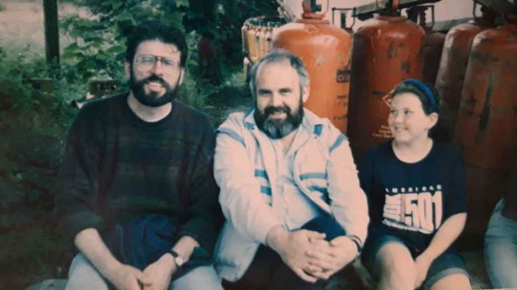 Francie Molloy (centro) en una imagen antigua junto a Gerry Adams (izquierda)