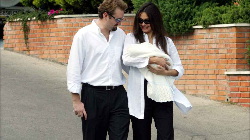 Juncal Rivero y su marido Fredrik Alm, a la salida de dar a luz de su único hijo, Derek.