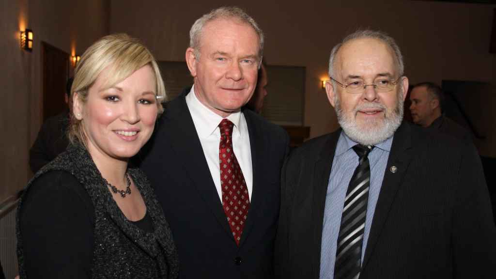 La ministra principal de Irlanda del Norte, Michelle O'Neill, junto a Martin McGuiness y Francie Molloy