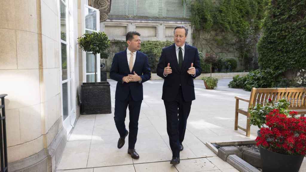 David Cameron y Fabián Picardo han pactado una posición común antes de reunirse con José Manuel Albares y Maros Sefcovic