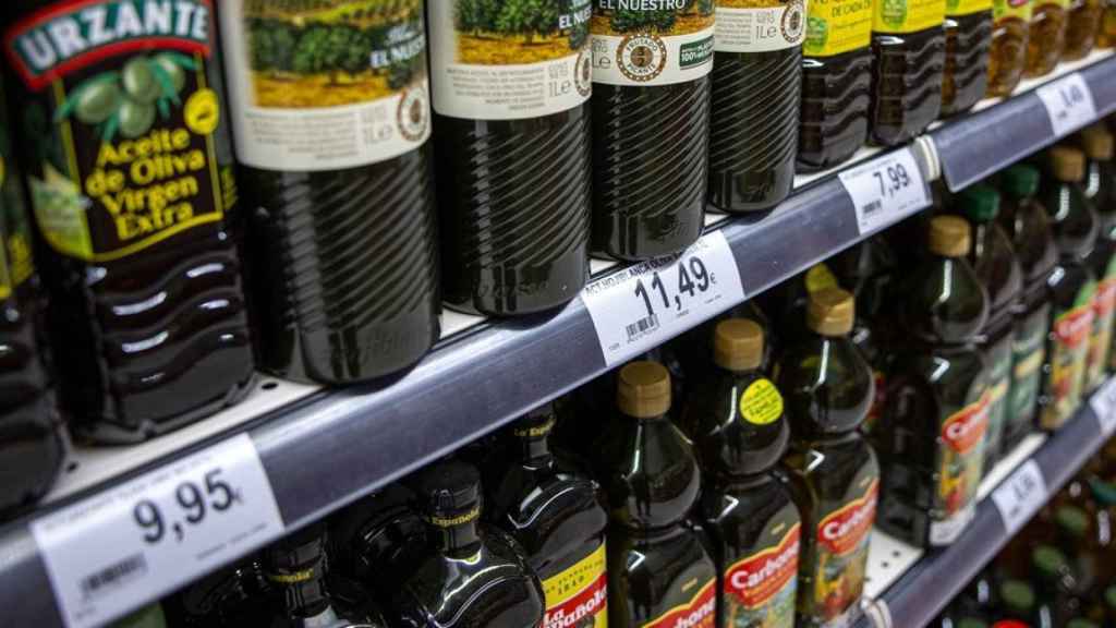 Varias botellas de aceite en un supermercado.