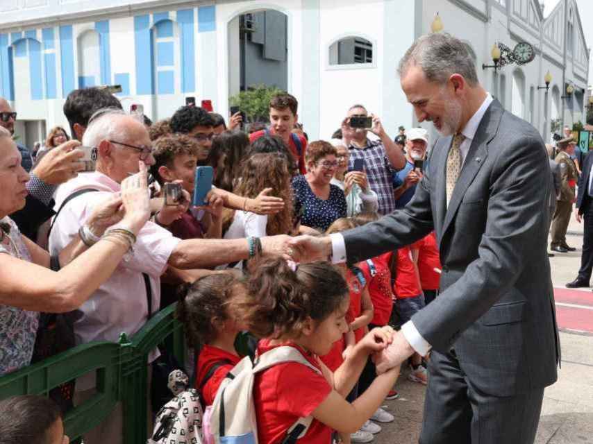 Una niña pellizca al rey Felipe en Canarias.