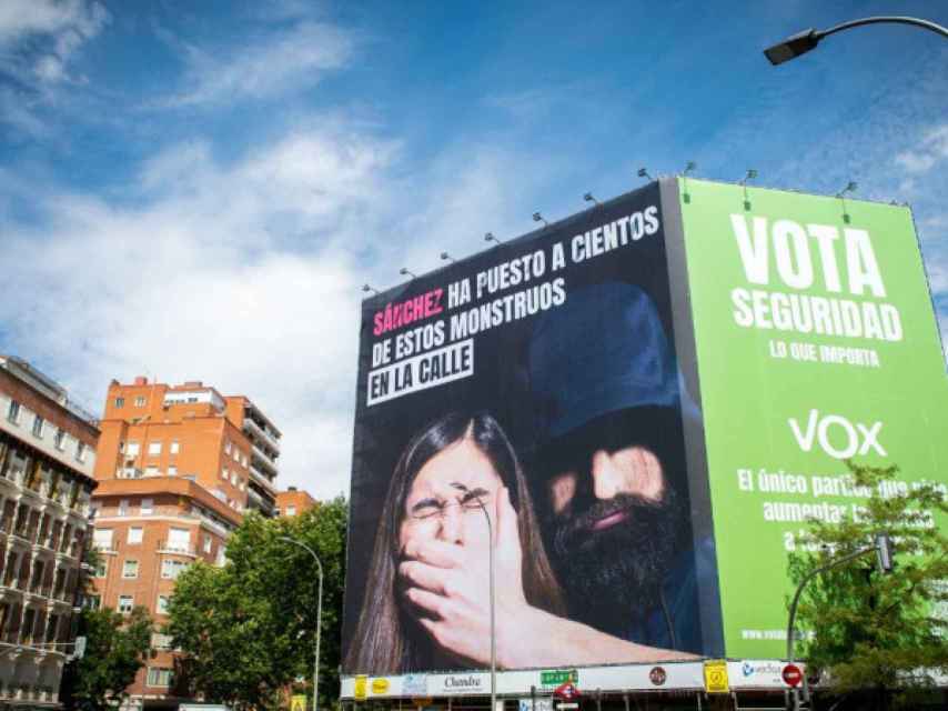 La lona colgada por Vox con motivo del 23-J y la Ley del Sí es Sí en el paseo del General Martínez Campos de Madrid