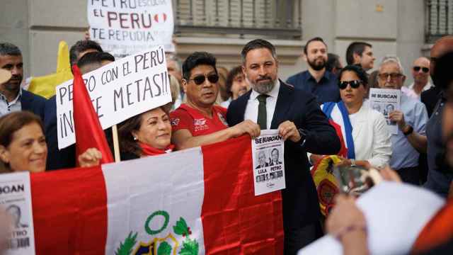 Santiago Abascal, líder de Vox, con simpatizantes hispanoamericanos a las afueras del Congreso..