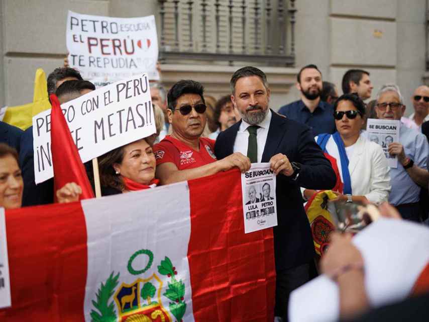 Santiago Abascal, líder de Vox, con simpatizantes hispanoamericanos a las afueras del Congreso..