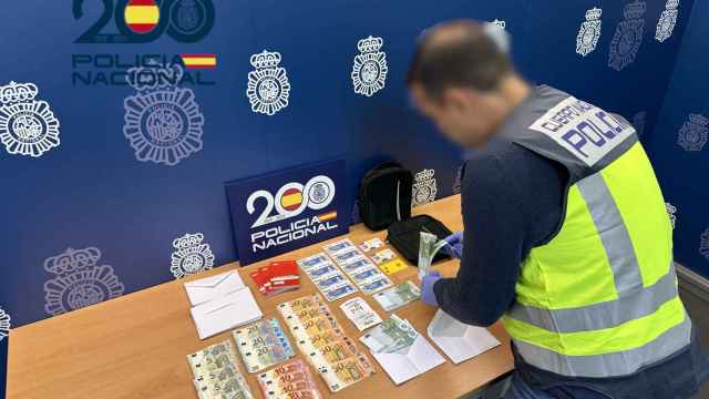 Los falsos boletos de lotería y el dinero intervenido por los agentes de la Policía Nacional.