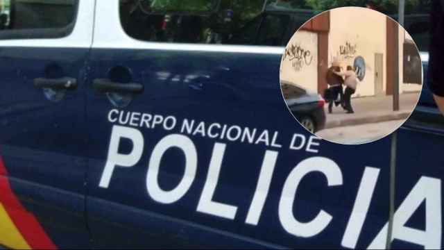 Un vehículo de la Policía Nacional y el momento de la agresión a Olegario Ramón, en un montaje de EL ESPAÑOL.