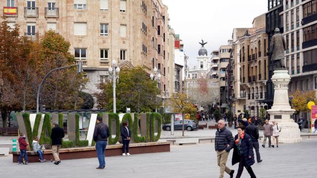 Unos ciudadanos paseando por la Plaza Zorrilla de Valladolid