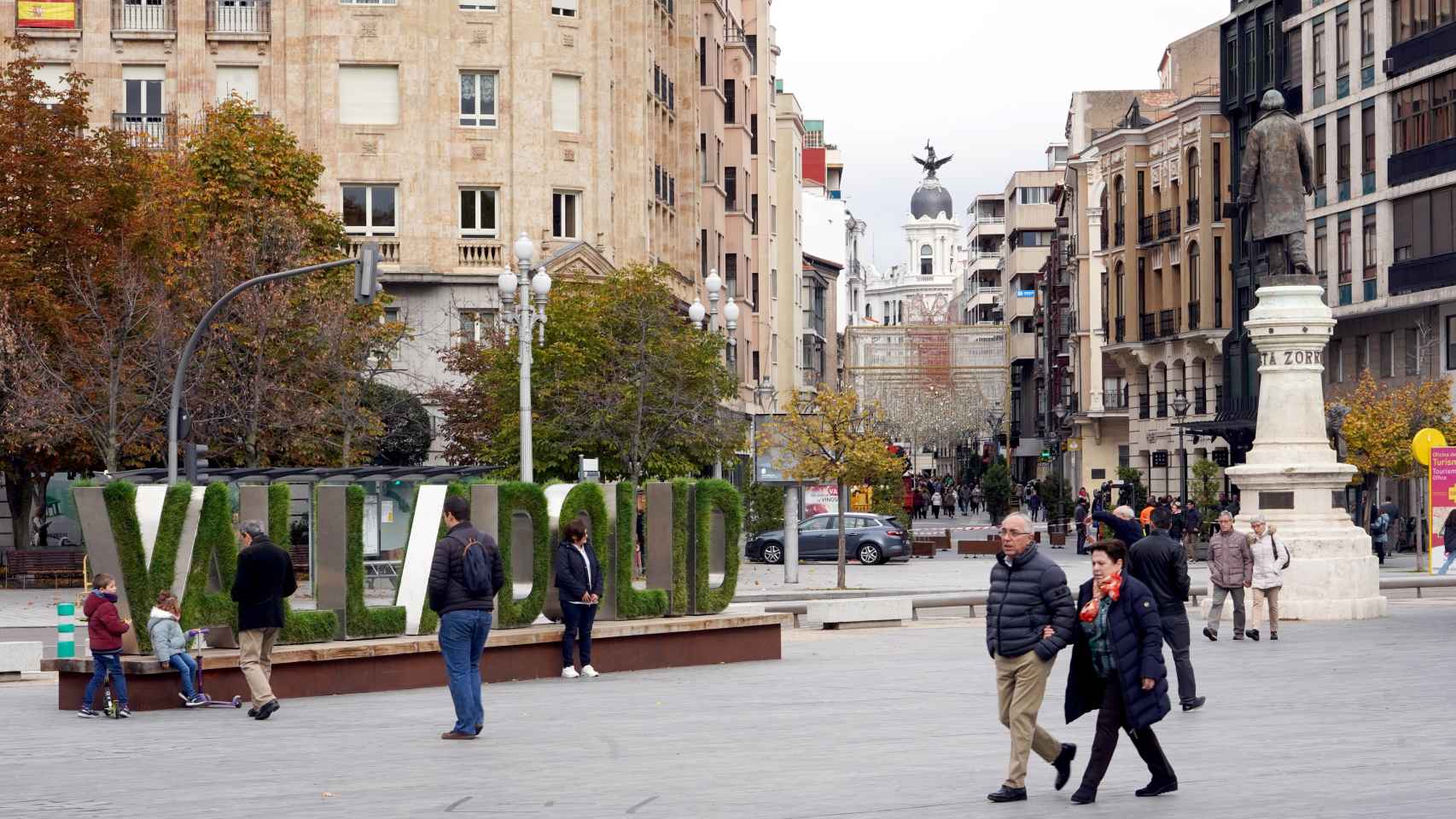 Unos ciudadanos paseando por la Plaza Zorrilla de Valladolid