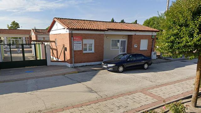 El edificio de las escuelas y la guardería de Alcazarén