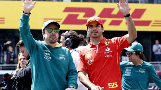 Fernando Alonso y Carlos Sainz saludan a la afición