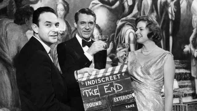 Stanley Donen, Cary Grant e Ingrid Bergman, durante el rodaje de 'Indiscreta'