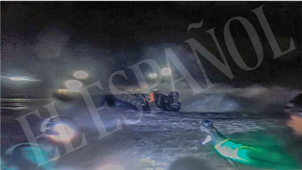 Fotograma de un vídeo grabado desde la narcolancha de Kiko 'El Cabra' de la supuesta embarcación que sí arrolló y mató a los guardias civiles en Barbate.